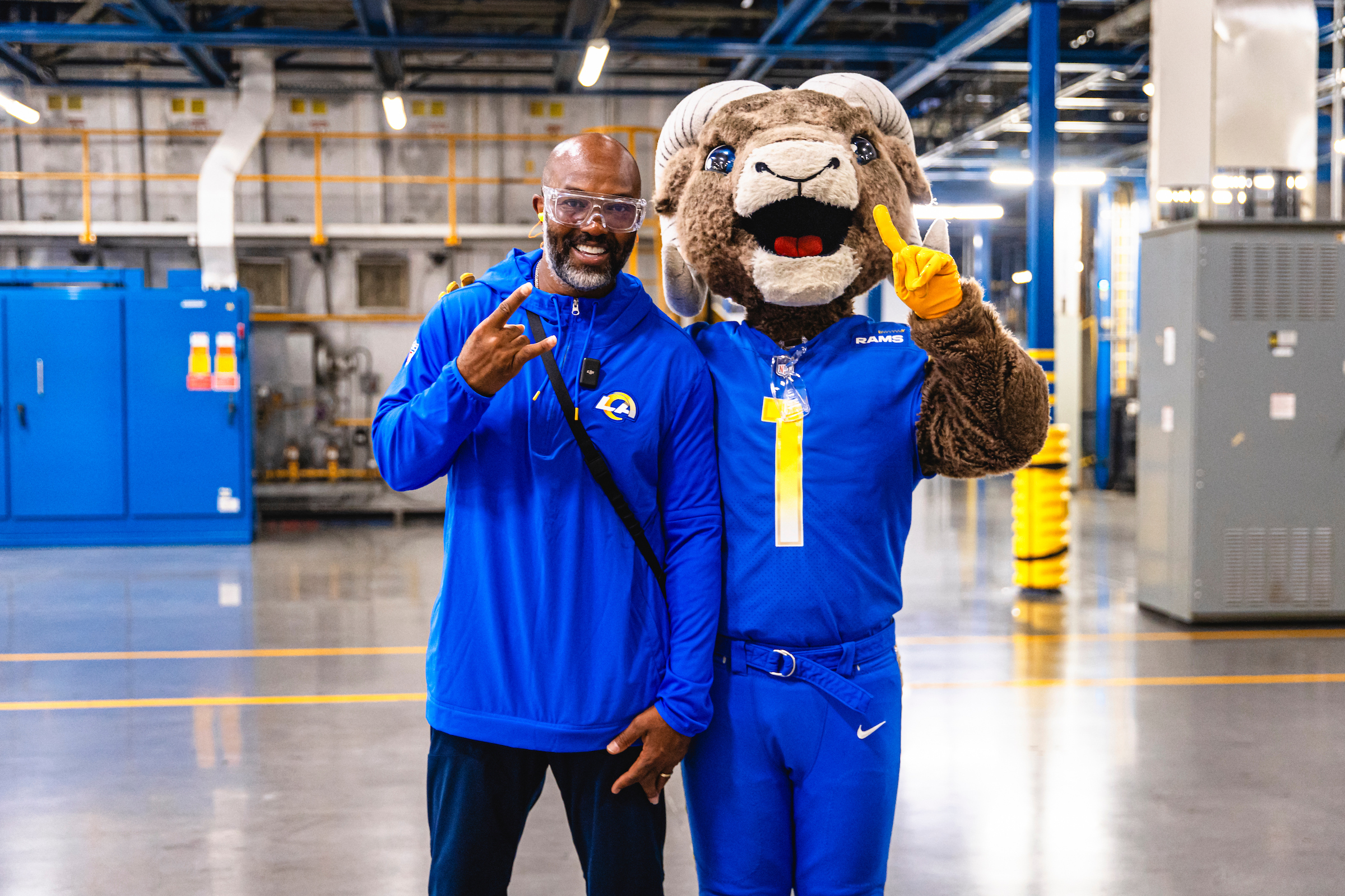 In celebration of the NFL season kicking off, and the ongoing partnership with Kroenke Sports & Entertainment, Ball Corporation recently hosted the Los Angeles Rams at Ball’s manufacturing plant in Monterrey, Mexico.   